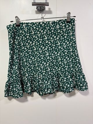 Falda verde con estampado floral blanco