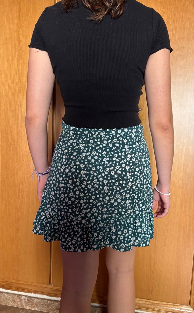 Falda verde con estampado floral blanco