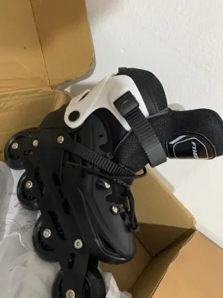 Patines en línea negros FYHART en su caja