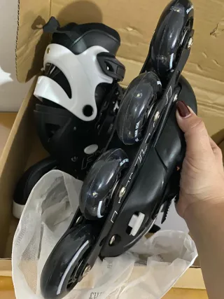 Patines en línea negros FYHART en su caja