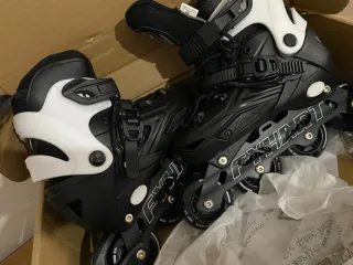 Patines en línea negros FYHART en su caja