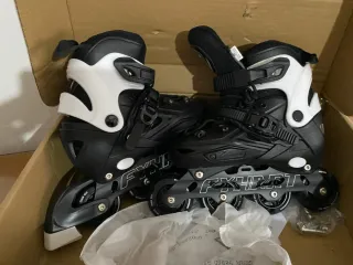 Patines en línea negros FYHART en su caja