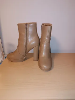 Botín tacón beige talla 36