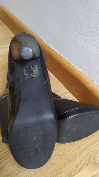 Botines piel efecto cocodrilo negros marca Bolero 