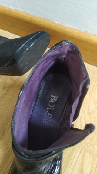Botines piel efecto cocodrilo negros marca Bolero 