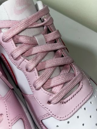 Tenis Nike blancos y rosas 
