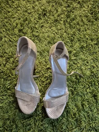 Zapatos de tacón dorados