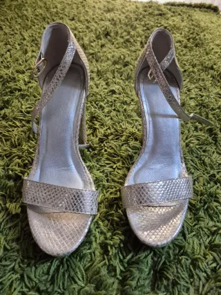 Zapatos de tacón dorados