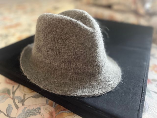 Sombrero de lana gris