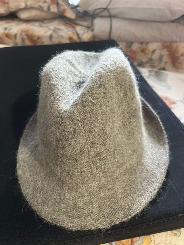 Sombrero de lana gris
