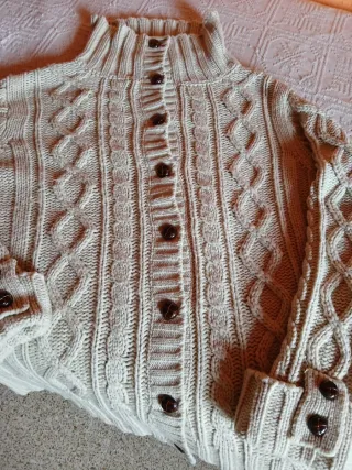 Chaqueta de lana trenzada con botones