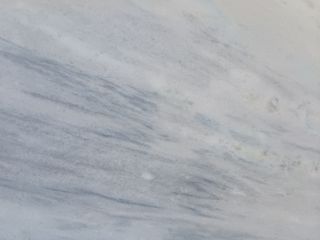 Mármol blanco con vetas azules