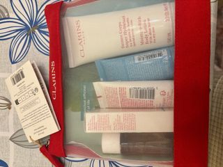 Neceser Clarins con productos de viaje