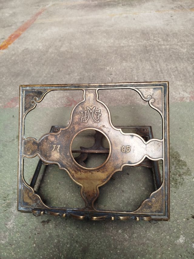 Atril antiguo de latón con monograma