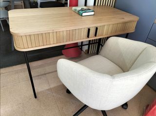 Silla de oficina beige con ruedas