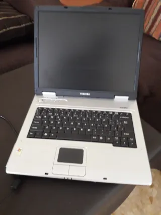 Portátil Toshiba sin batería 