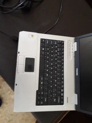 Portátil Toshiba sin batería 