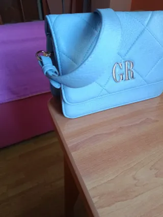 Bolso azul acolchado con iniciales 