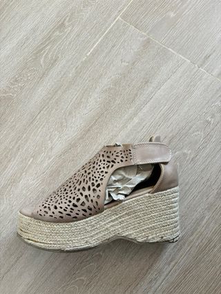 Sandalias cuña mujer beige