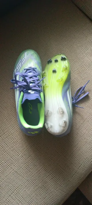 Botas de fútbol talla 41,5 y guantes de portero