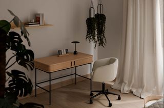 Mesa de despacho de madera y metal