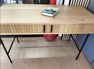 Mesa de despacho de madera y metal