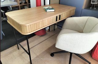 Mesa de despacho de madera y metal