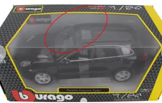Box rovinato ..Burago Porsche Cayenne Turbo 1/24