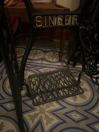 Mesa antigua SINGER cristal y metal