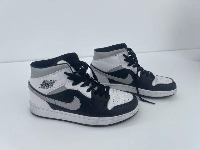 Zapatillas Jordan Mid Gris y Blanco