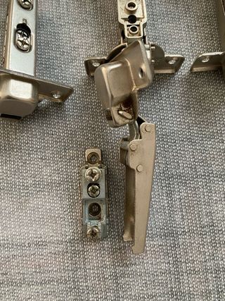 Bisagras para puertas de armario