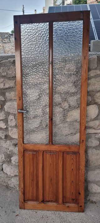 Puerta antigua de madera con cristal