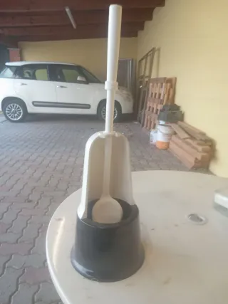 Spazzola WC bianca e nera