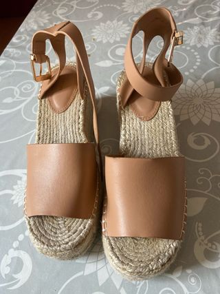 Sandalias cuña plataforma beige y doradas