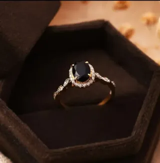 Anillo ovalado con circonitas