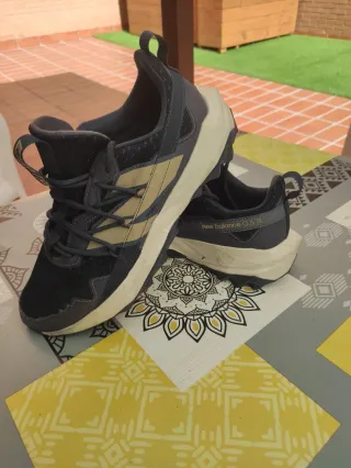 Zapatillas New Balance Negro y Dorado 