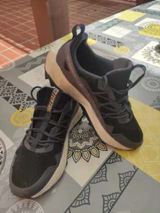 Zapatillas New Balance Negro y Dorado 