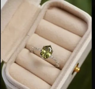 Anillo verde con detalles plateados