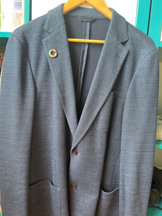 Chaqueta americana azul con pin