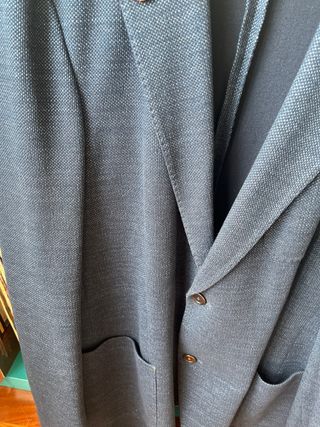 Chaqueta americana azul con pin