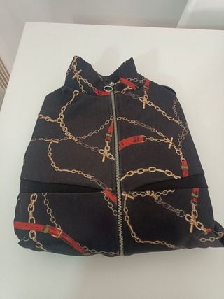 Chaqueta Bershka cadenas y cinturones