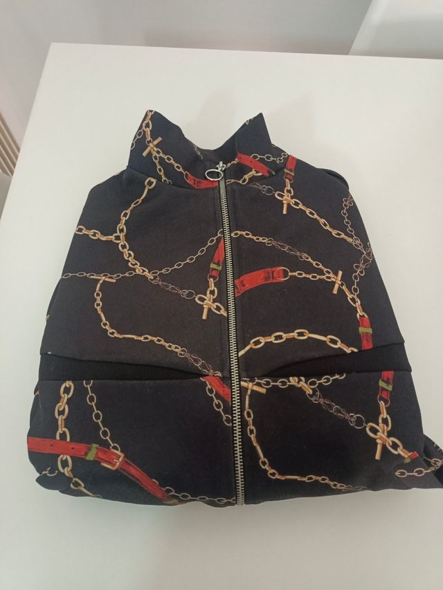 Chaqueta Bershka cadenas y cinturones