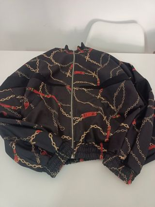 Chaqueta Bershka cadenas y cinturones