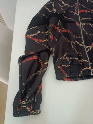 Chaqueta Bershka cadenas y cinturones