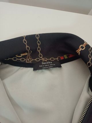 Chaqueta Bershka cadenas y cinturones