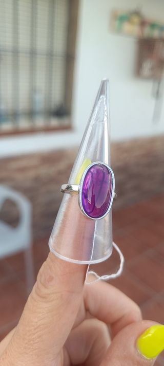 Anillo  con Piedra Morada Ovalada