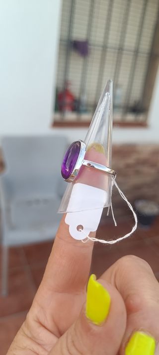 Anillo  con Piedra Morada Ovalada