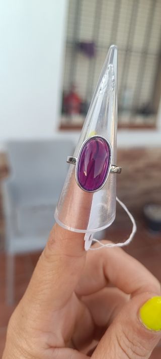 Anillo  con Piedra Morada Ovalada