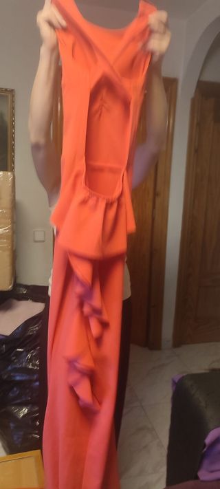 Vestido de fiesta naranja con volantes
