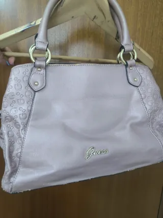 Bolso Guess tiene desgaste un poco por fuera